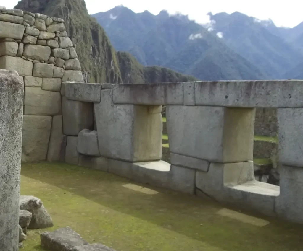 Mura di Machu Picchu con vista sullo sfondo