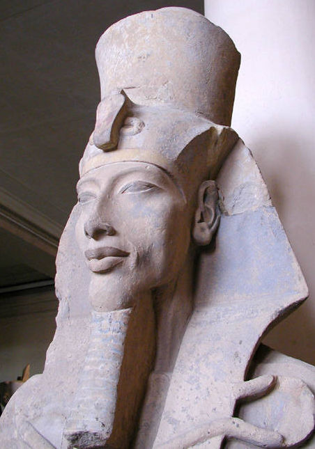 Statua di Akenaton dal tempio di Karnak