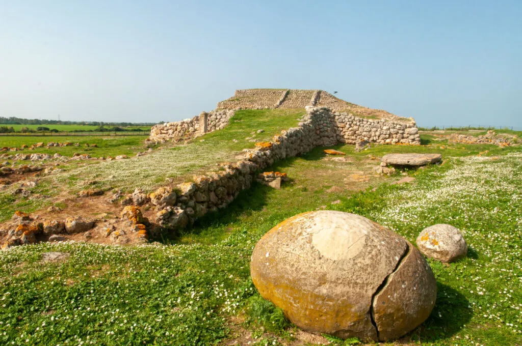 Monte d'Accoddi, Sardegna - Sfera di pietra e Ziqqurat