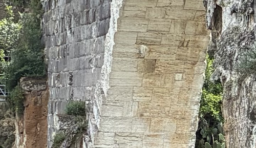 Marmo e pietra scura - Ponte dell'Abbadia