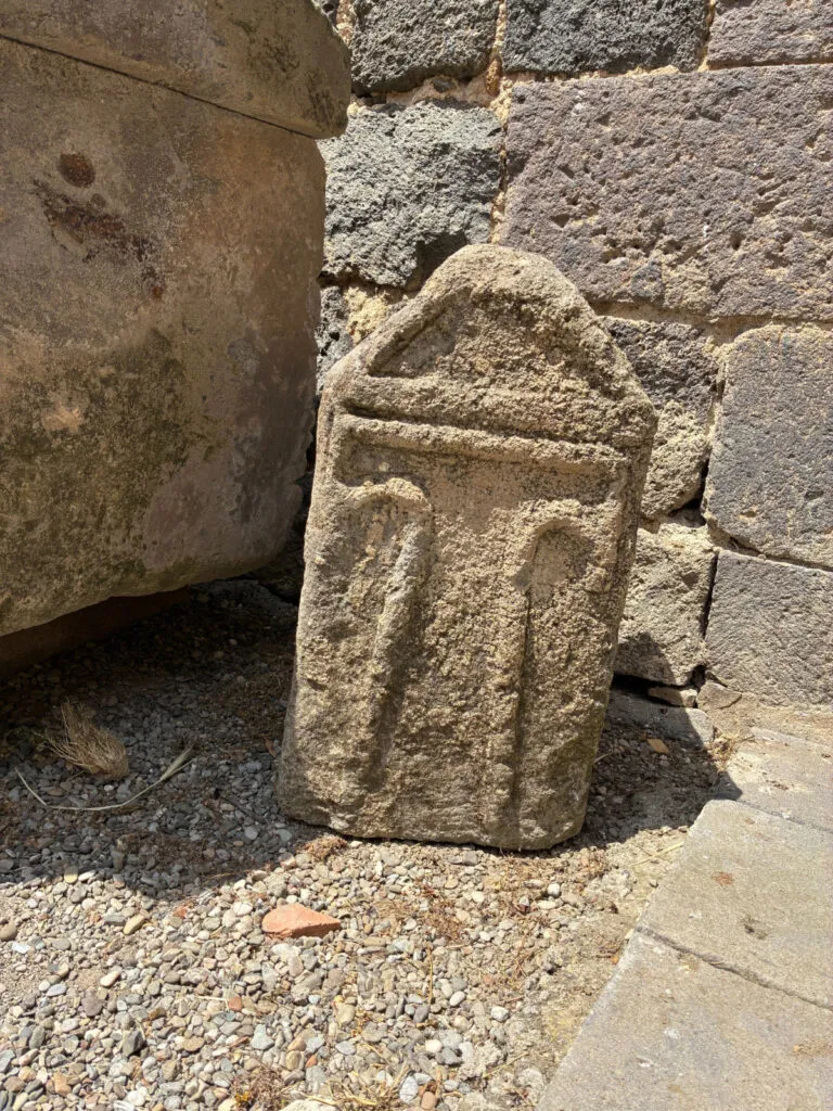 Forma a T rappresentata su una incisione presso Vulci