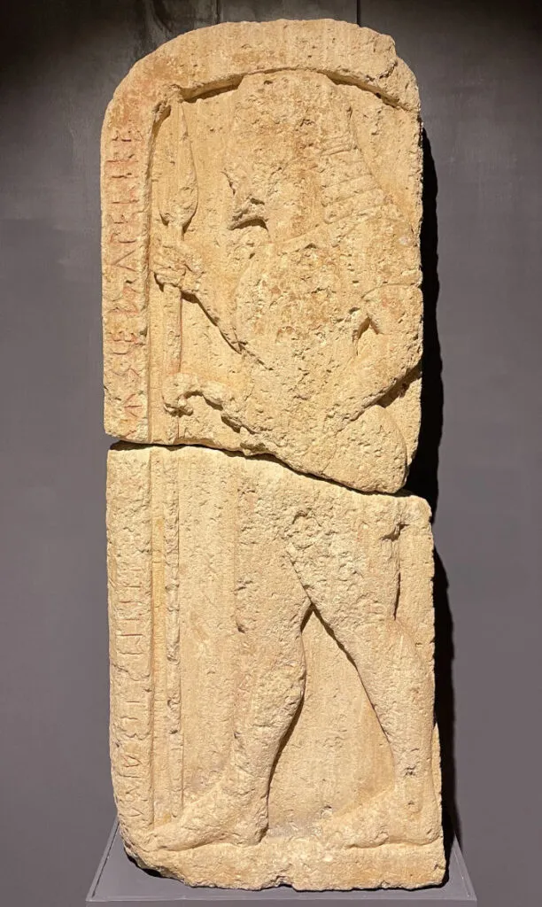 Rappresentazione di un eroe etrusco presso il museo di Volterra