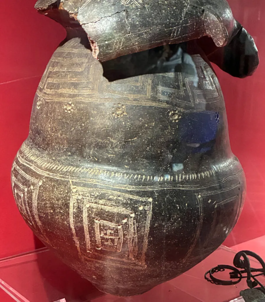 Incisione di una svastica su un vaso etrusco presso Vulci