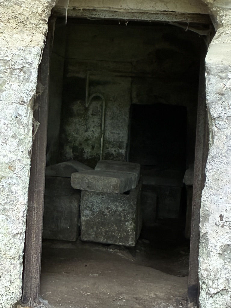 Forma a T disegnata attorno alla porta di una tomba etrusca a Vulci
