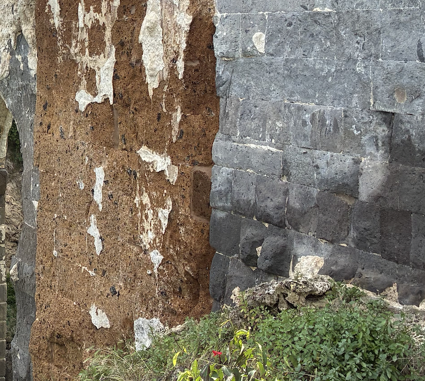 Pietre con protuberanze - Ponte dell'Abbadia