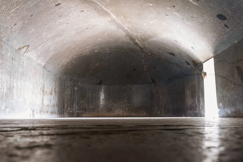 Caverna scavata nel granito, vuota con luce all'uscita